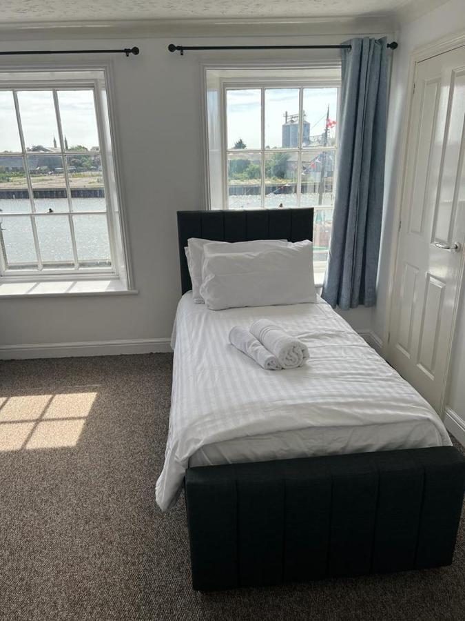 Spacious One Bedroom Flat With River View, 1e