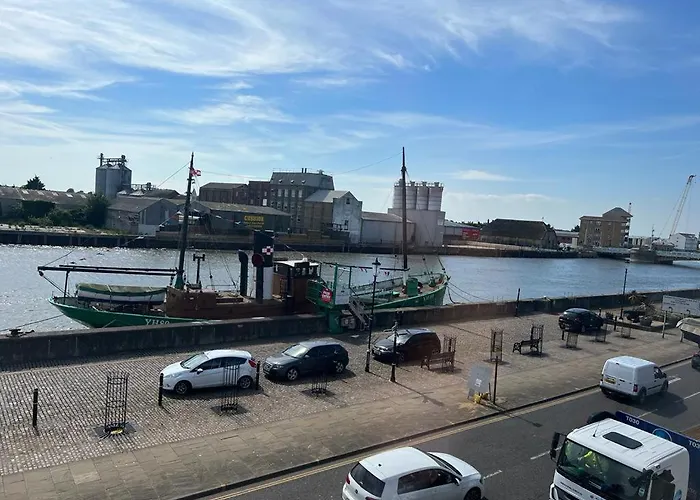 Spacious One Bedroom Flat With River View, 1E
