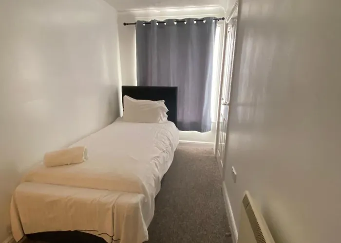 Spacious One Bedroom Flat With River View, 1E