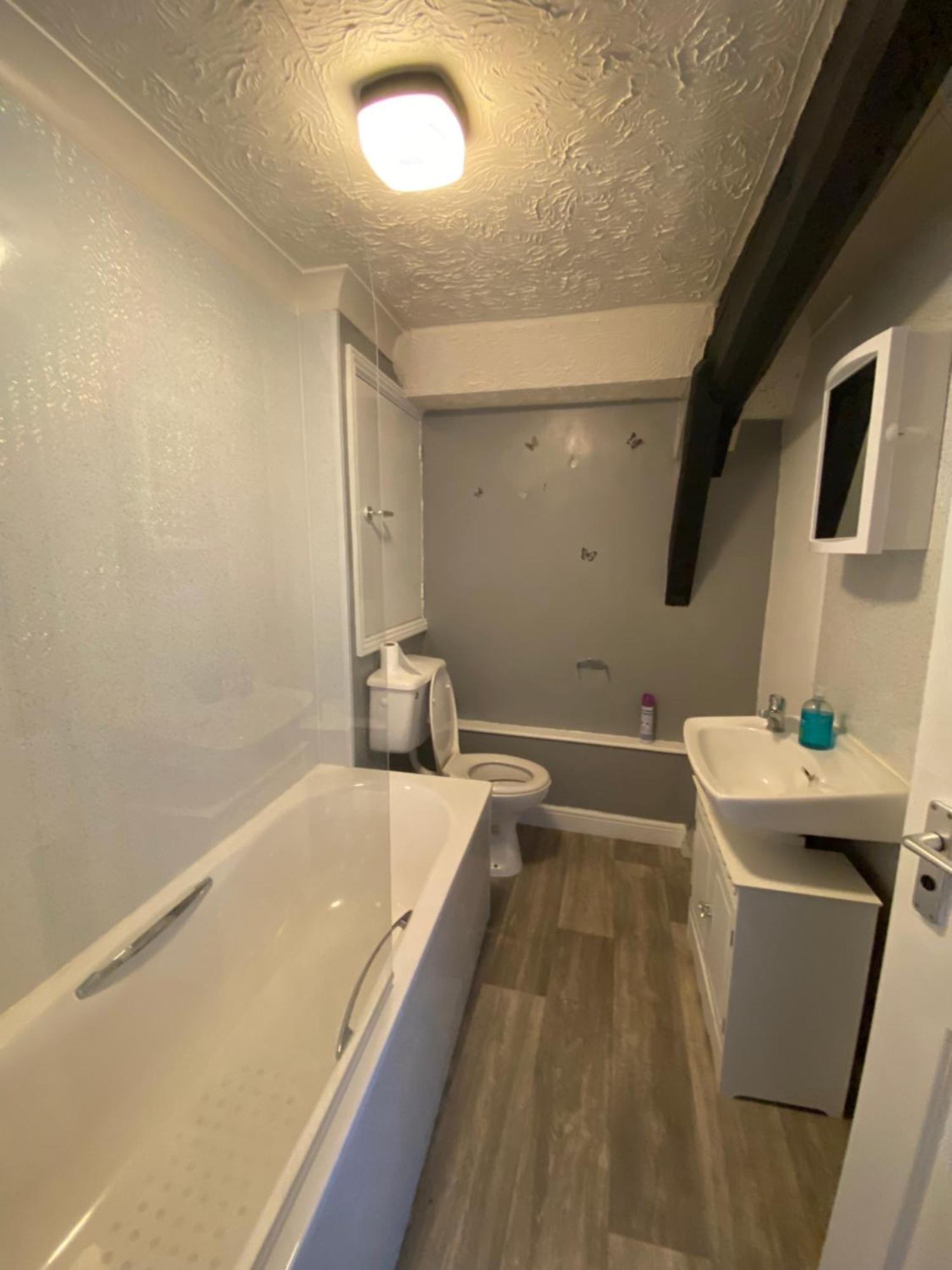 Spacious One Bedroom Flat With River View, 1e Apartment
