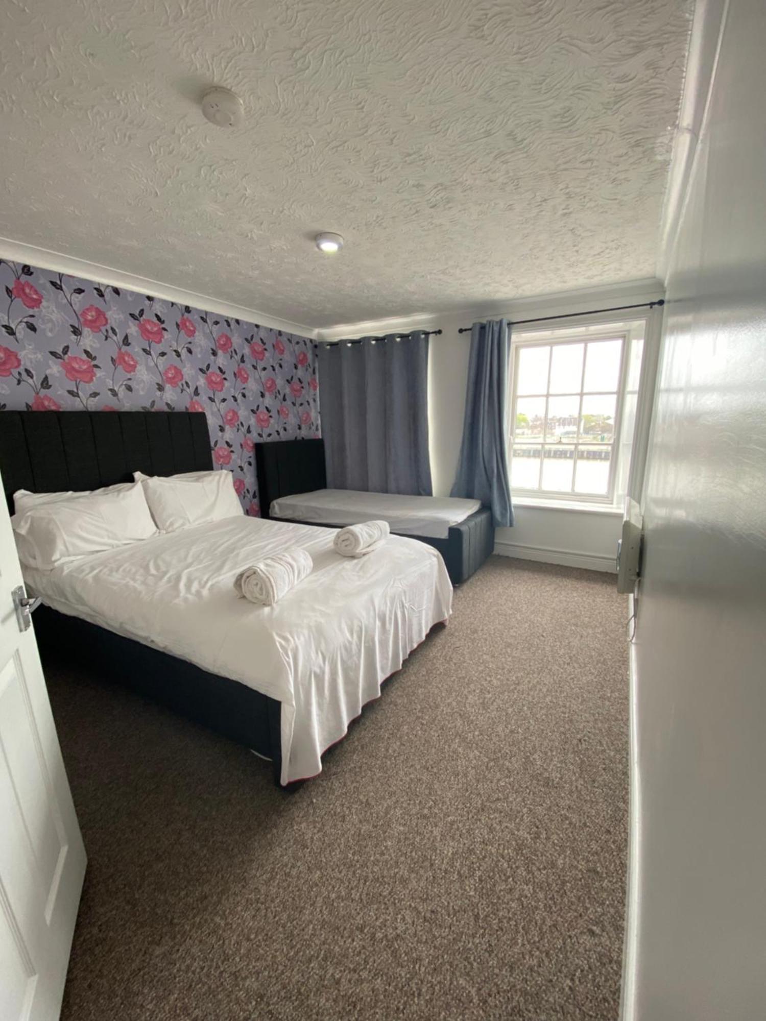 Spacious One Bedroom Flat With River View, 1e