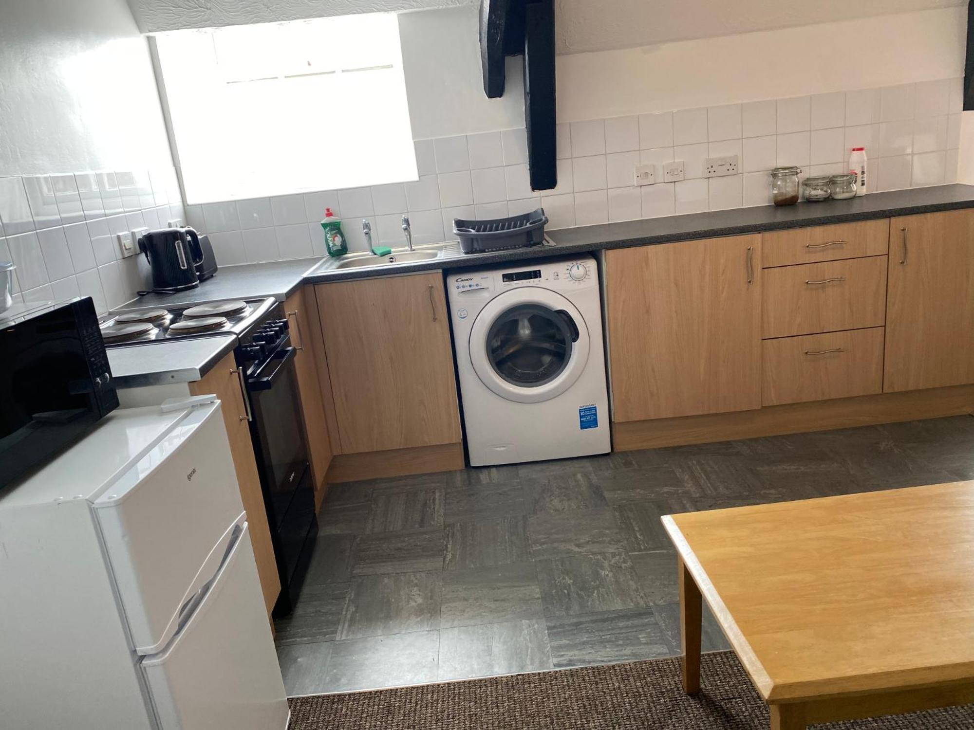 Spacious One Bedroom Flat With River View, 1e Apartment